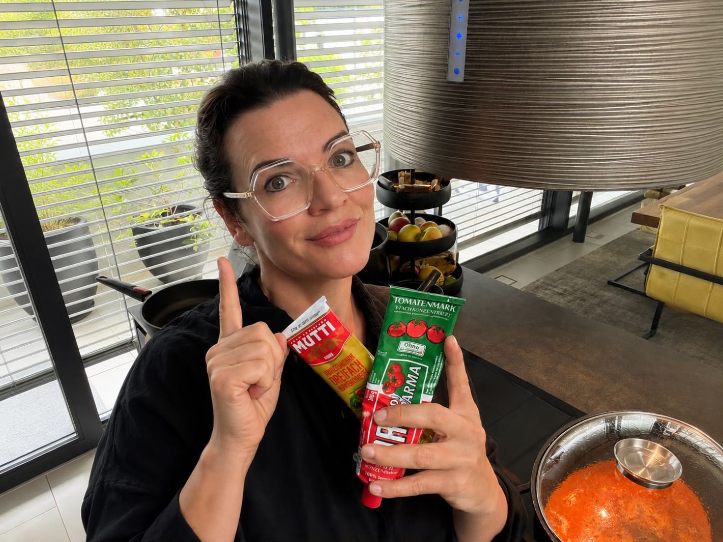 Rebekka Thor in der Küche mit Tomatenmarktuben